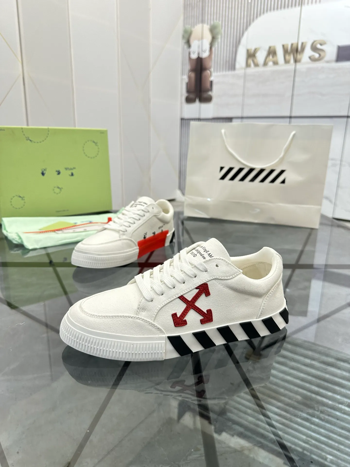 Selling men's shoes 💰: 💰P440¥ Product trademark: OFF WHITE *"OFF WHITE*" low-top casual shoes Regular size: 35-45 (can be customized to 46) Couple style Product materials: Original fabric from the upper counter, breathable lining, original outsole. No.: H203